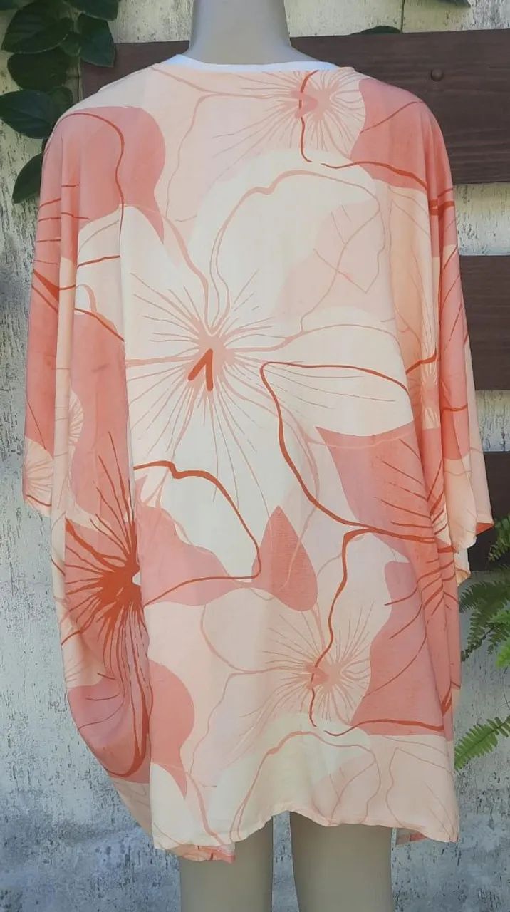 Kimono estampado floral em tons de rosa e laranja - Foto 3