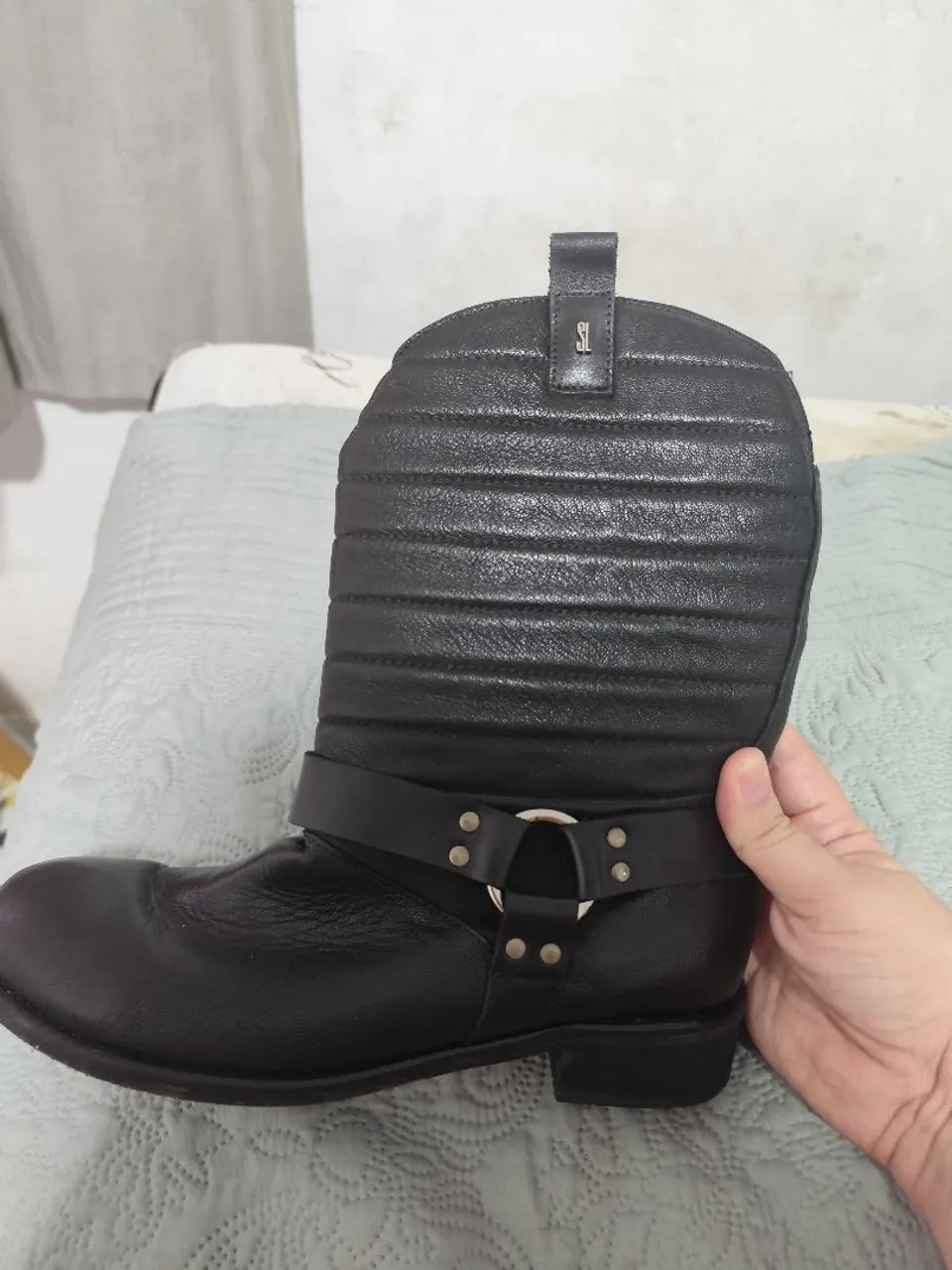 Bota de couro preta, estilo biker