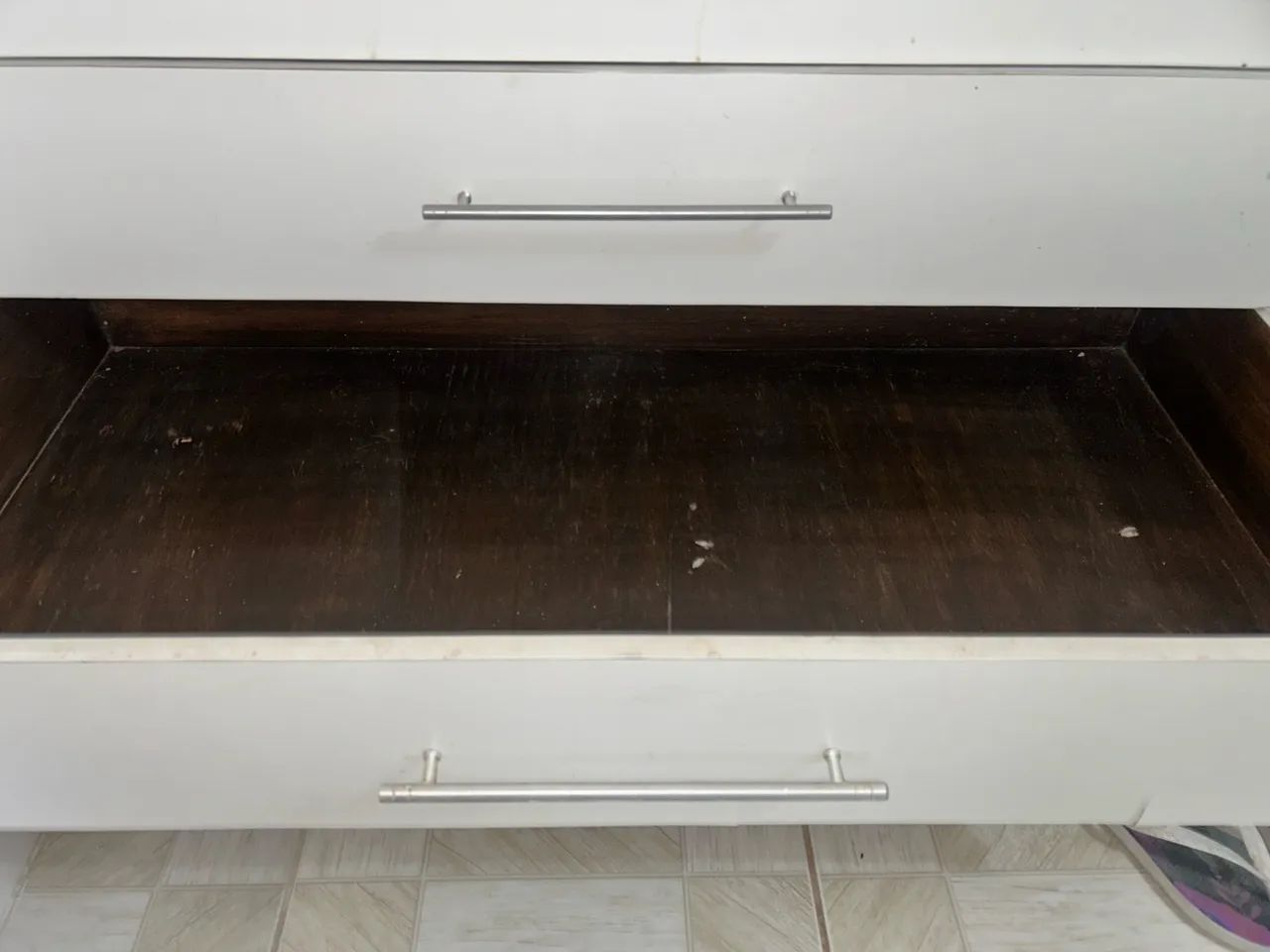 Cômoda branca com 4 gavetas - Foto 2