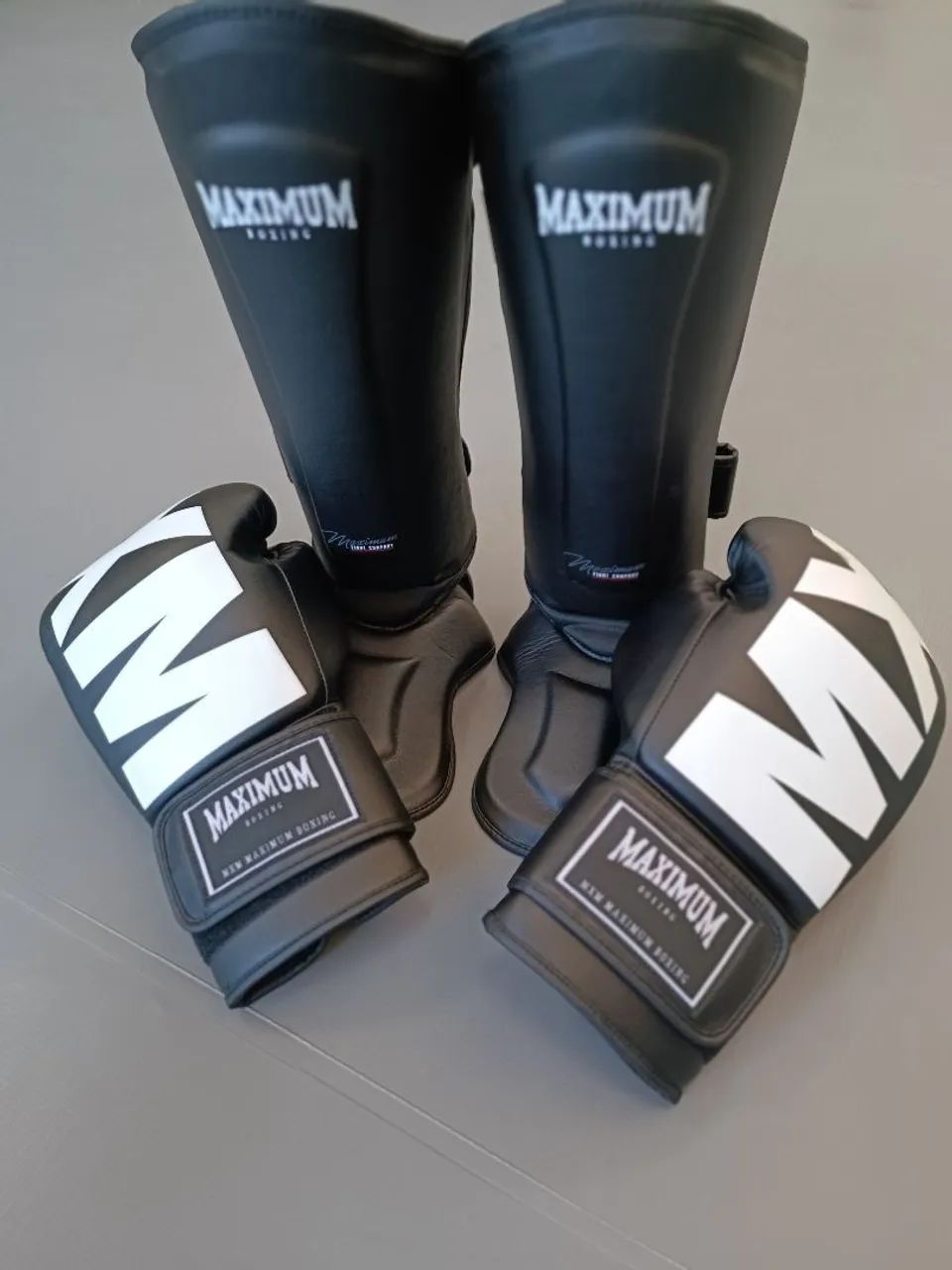 Kit de Muay Thai: Luvas e Caneleiras e Bandagem 5mt Maximum Boxing,   - Foto 2