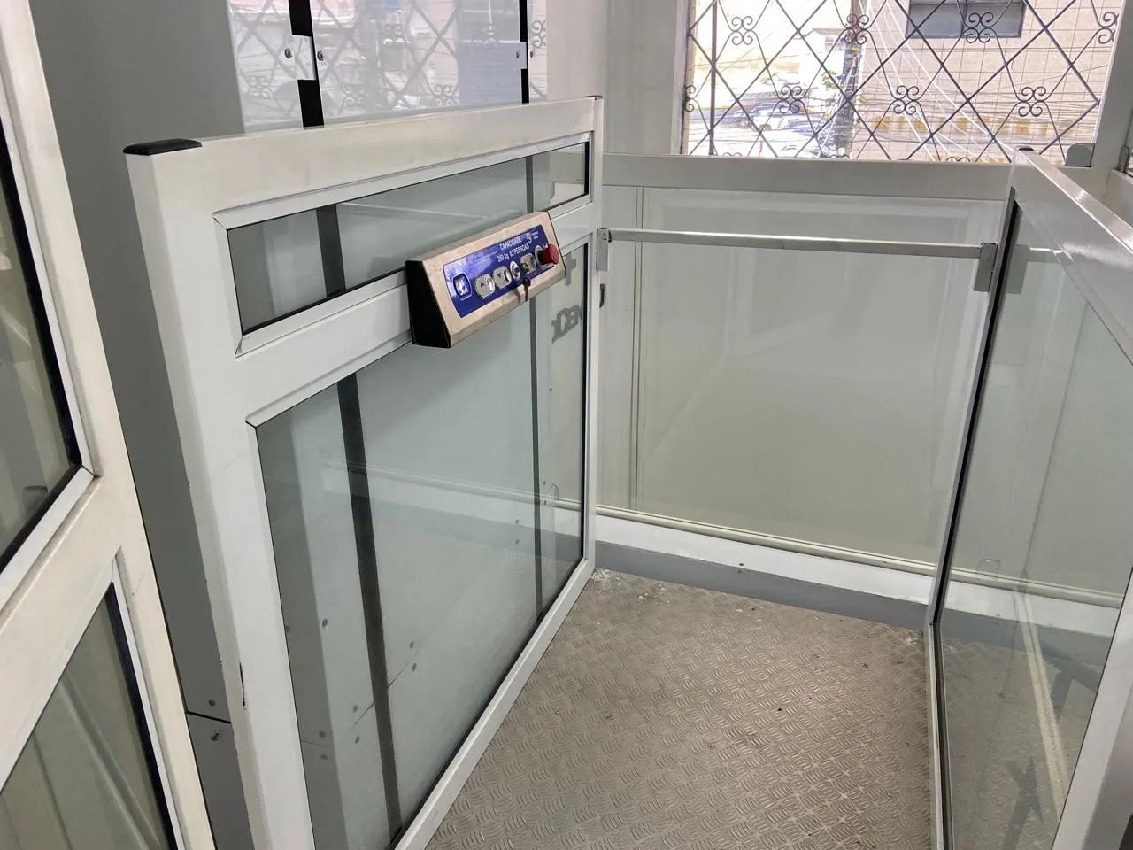 Elevador de Acessibilidade Plataforma Vertical - 250kg / 3 Pessoas<br> - Foto 2