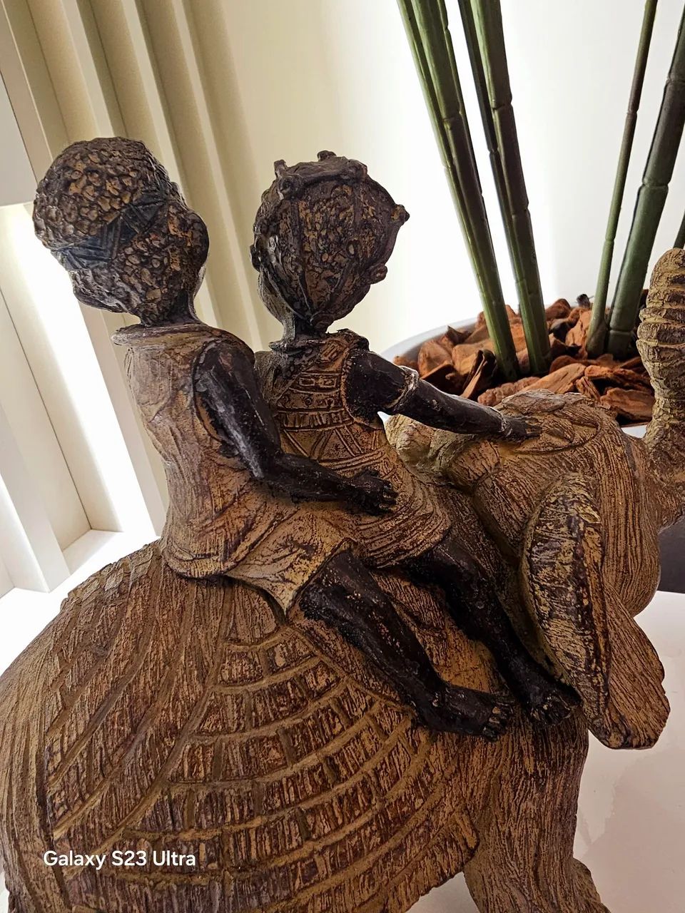 Linda Escultura de Elefante em Resina C/Duas Crianças Esculpida a mão! - Foto 4