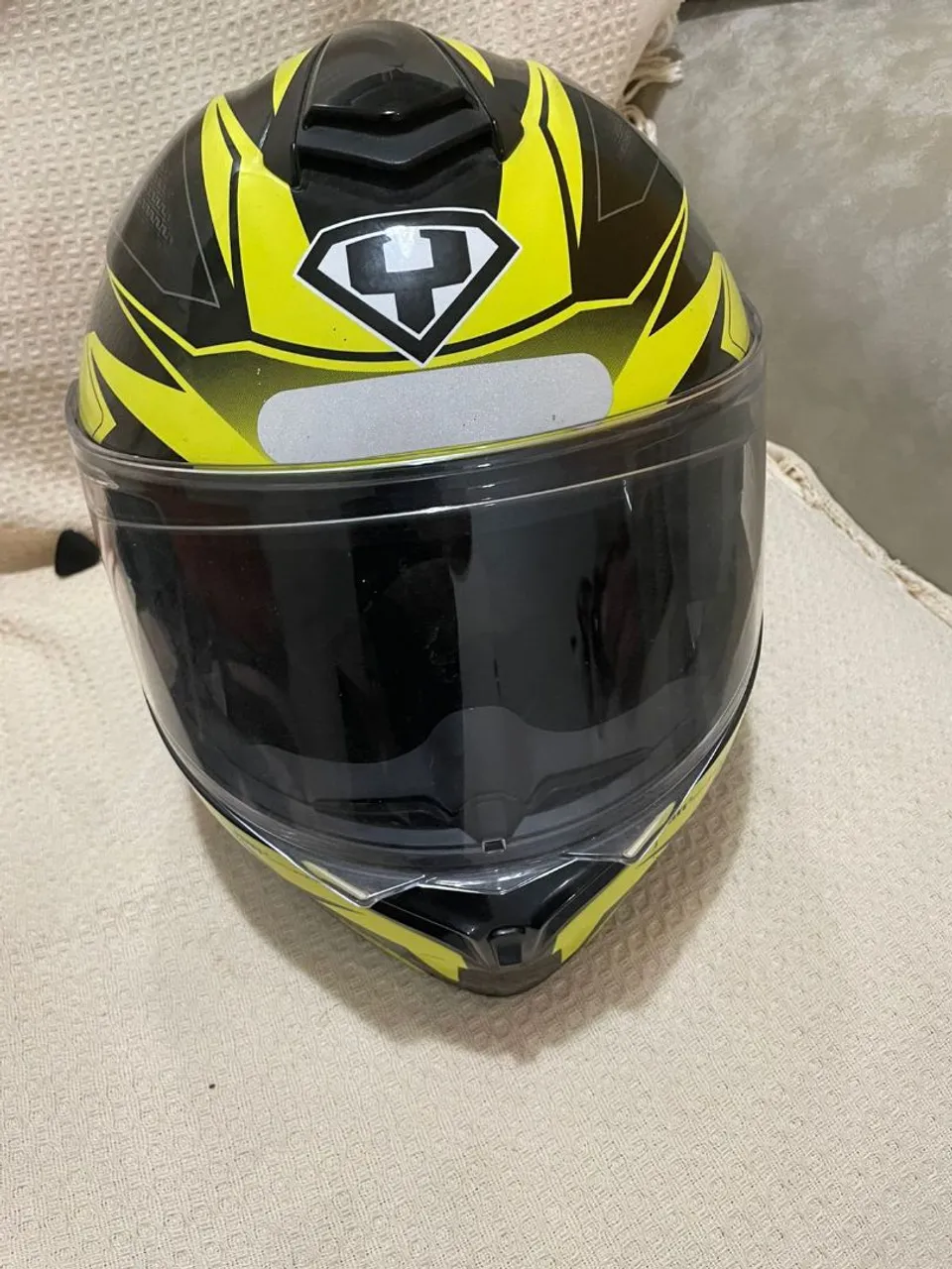 Capacete de Moto - Preto e Amarelo - Tamanho M