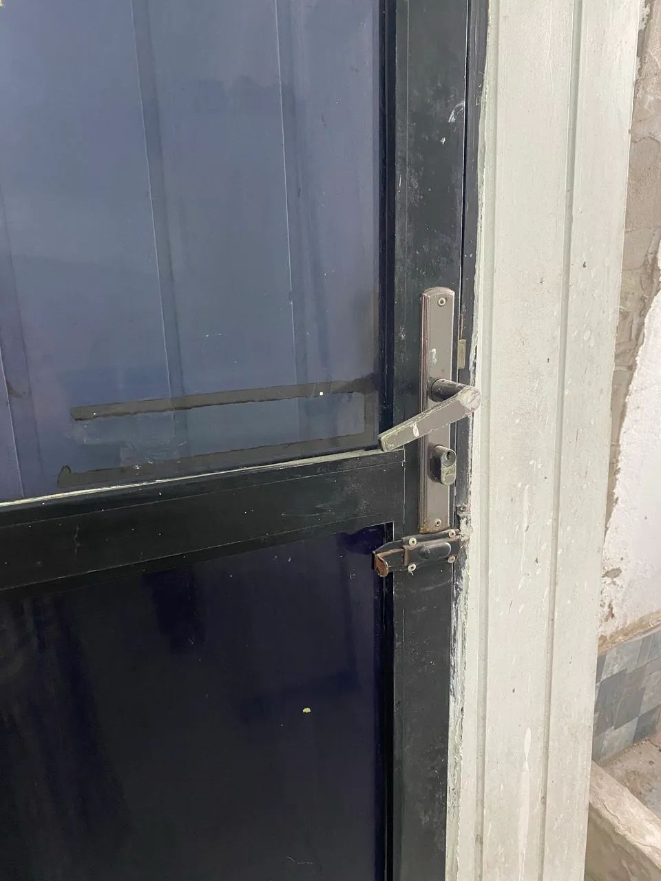 Porta de vidro e aço na cor presta seminova em excelente estado - Foto 2