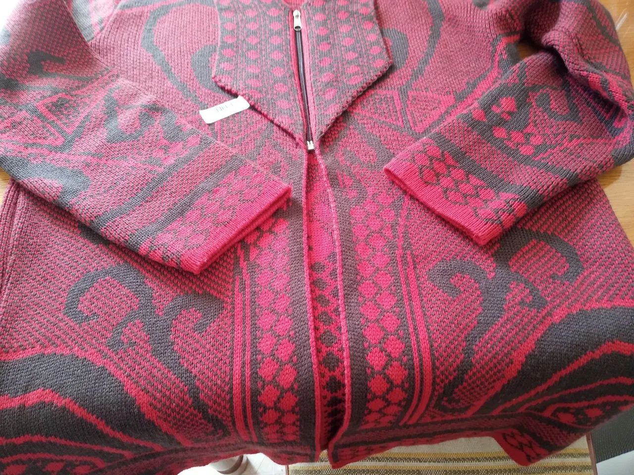 Casaco novo Tricot Vermelho com Detalhes Marrons - Foto 3