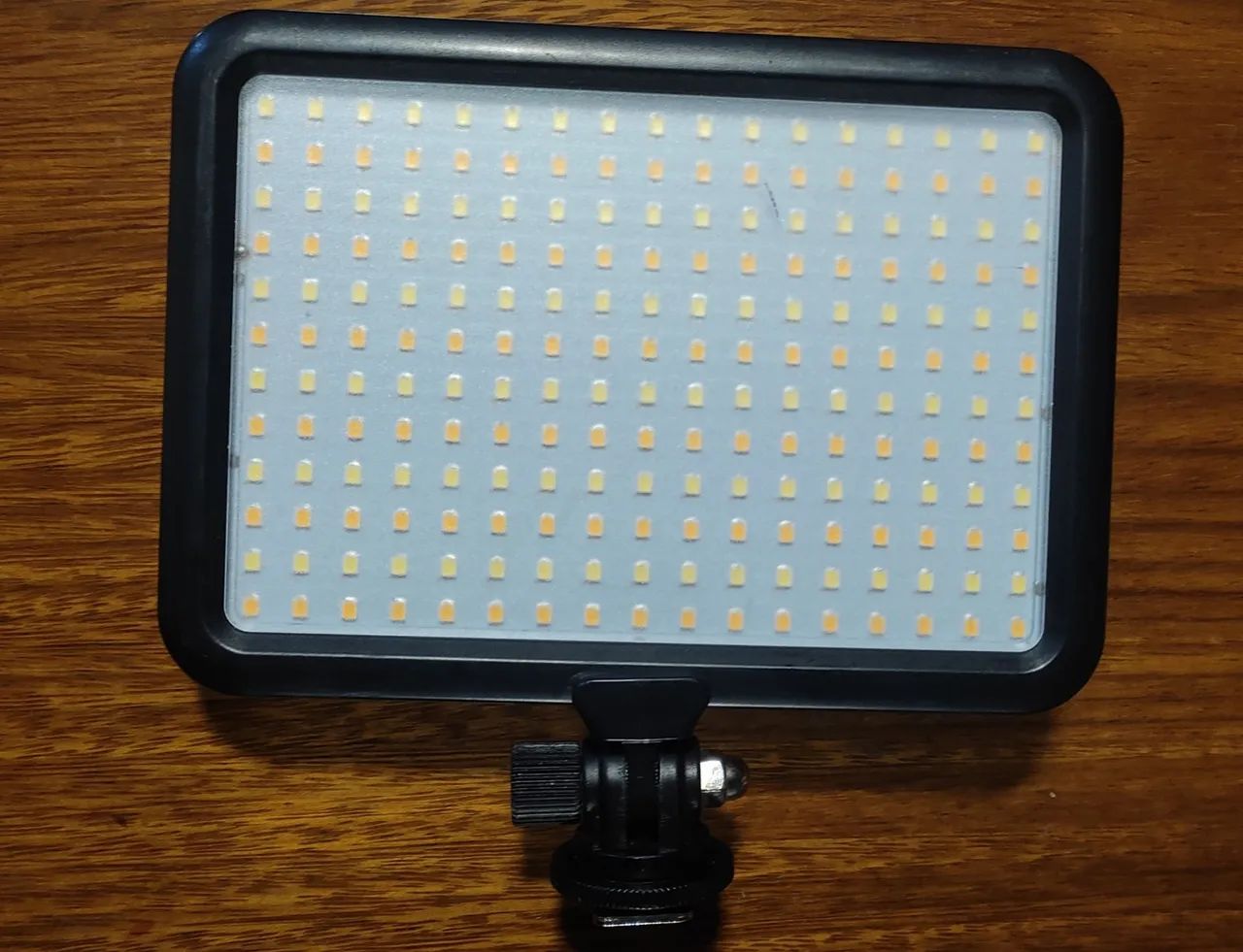Luz Led para câmera Tripo Profissional TTV-204 (cor branca quente e fria)