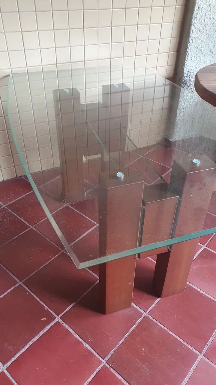 Mesa de vidro 1,60m × 1,00m com apoio em madeira (danificado)