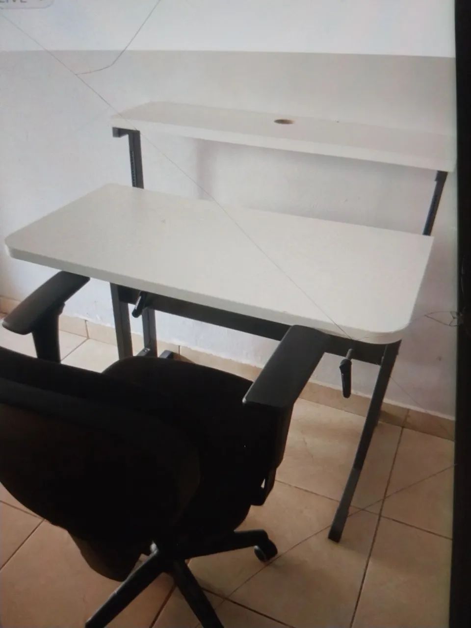 Cadeira e  mesa de escritório. 