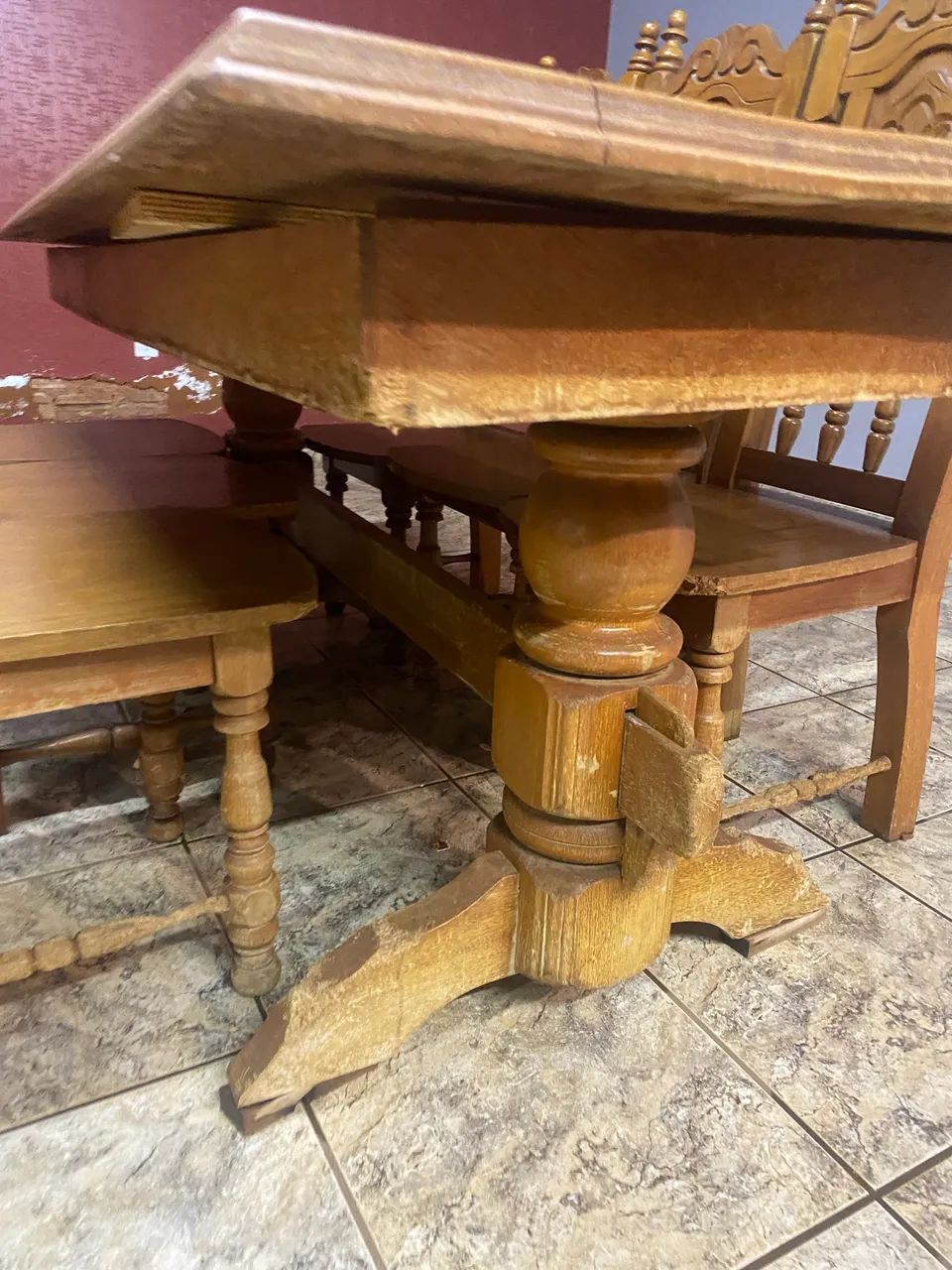 Mesa antiga e 6 cadeiras de madeira nobre trabalhada  - Foto 3