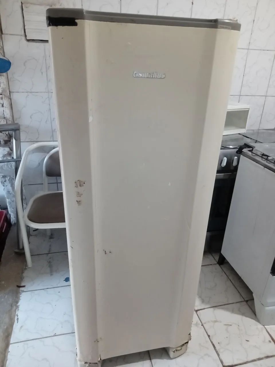 VENDO UMA GELADEIRA ESMALTECK USADA MAIS GELANDO BEM - Foto 4