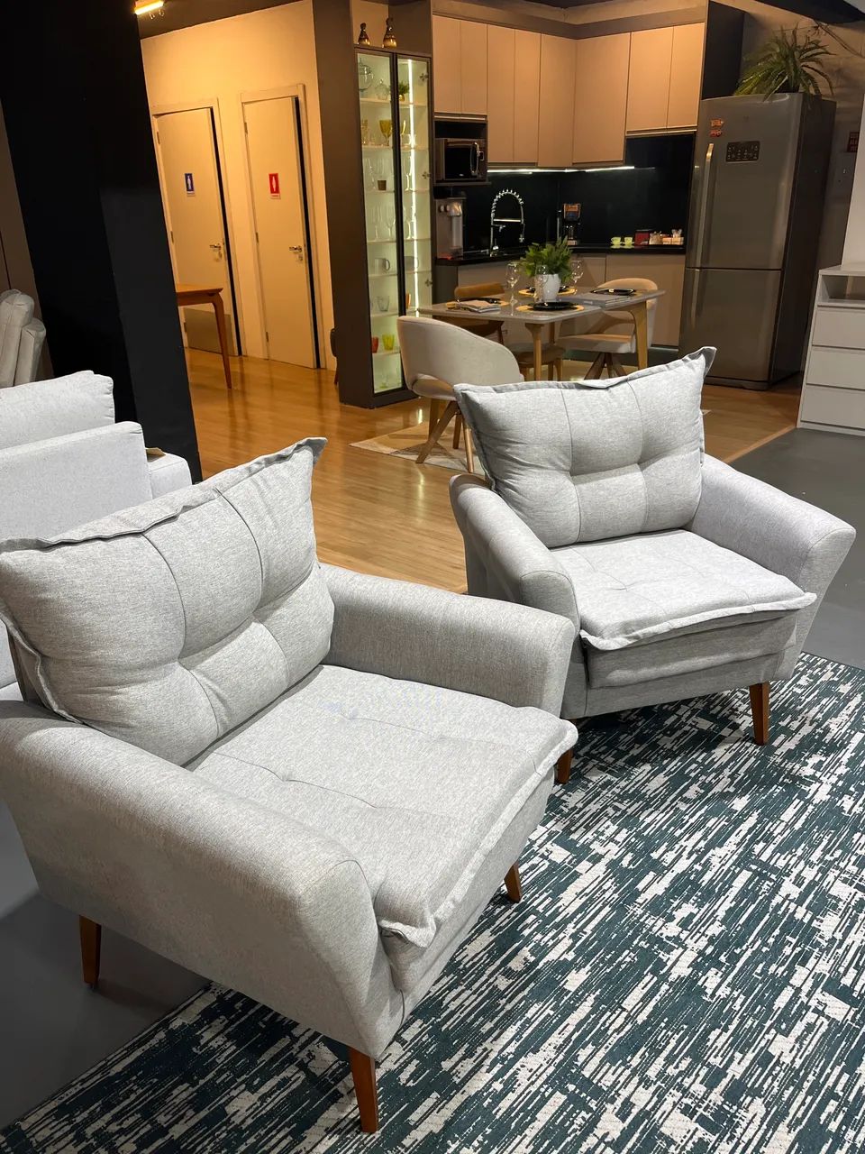Conjunto de poltronas em linho cinza 