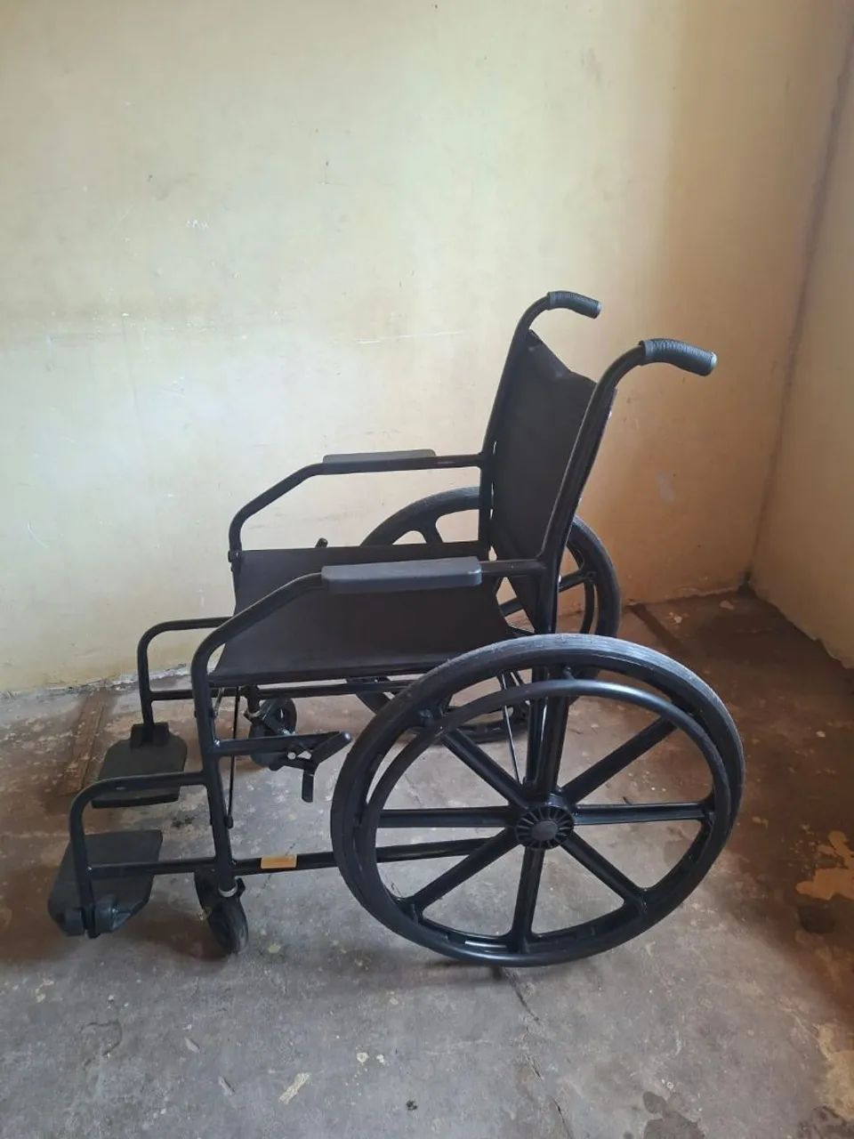 Vende-se cadeira de roda