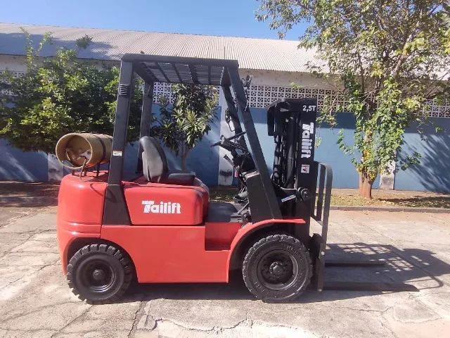 Empilhadeira Tailift 2,5T * Motor Nissan * Torre triplex 