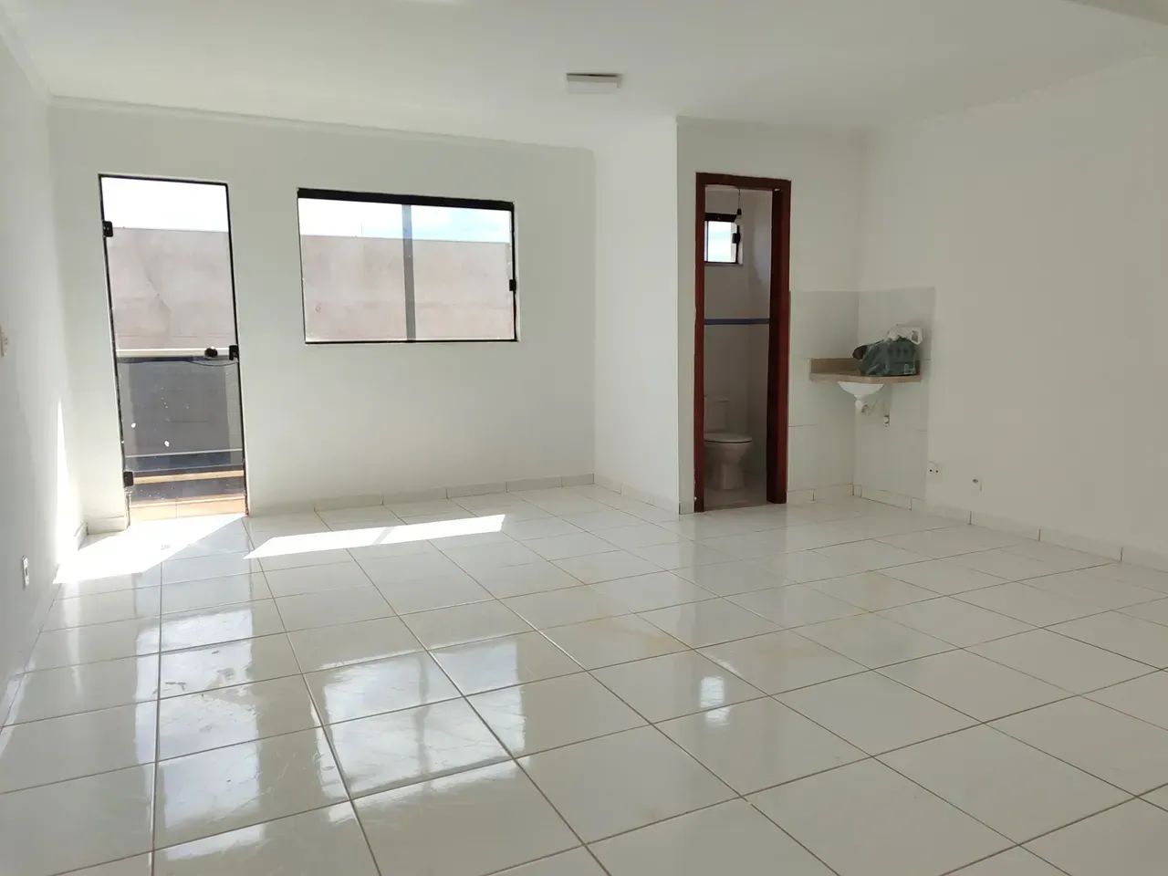 Sala comercial para aluguel com aproximadamente 45m² e 2 banheiros, próxima ao centro de V - Foto 3