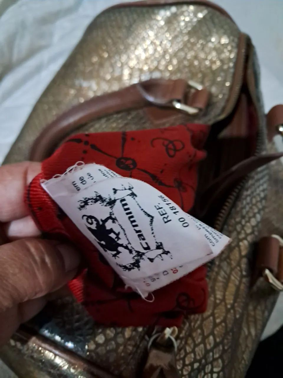Bolsa dourada carmim