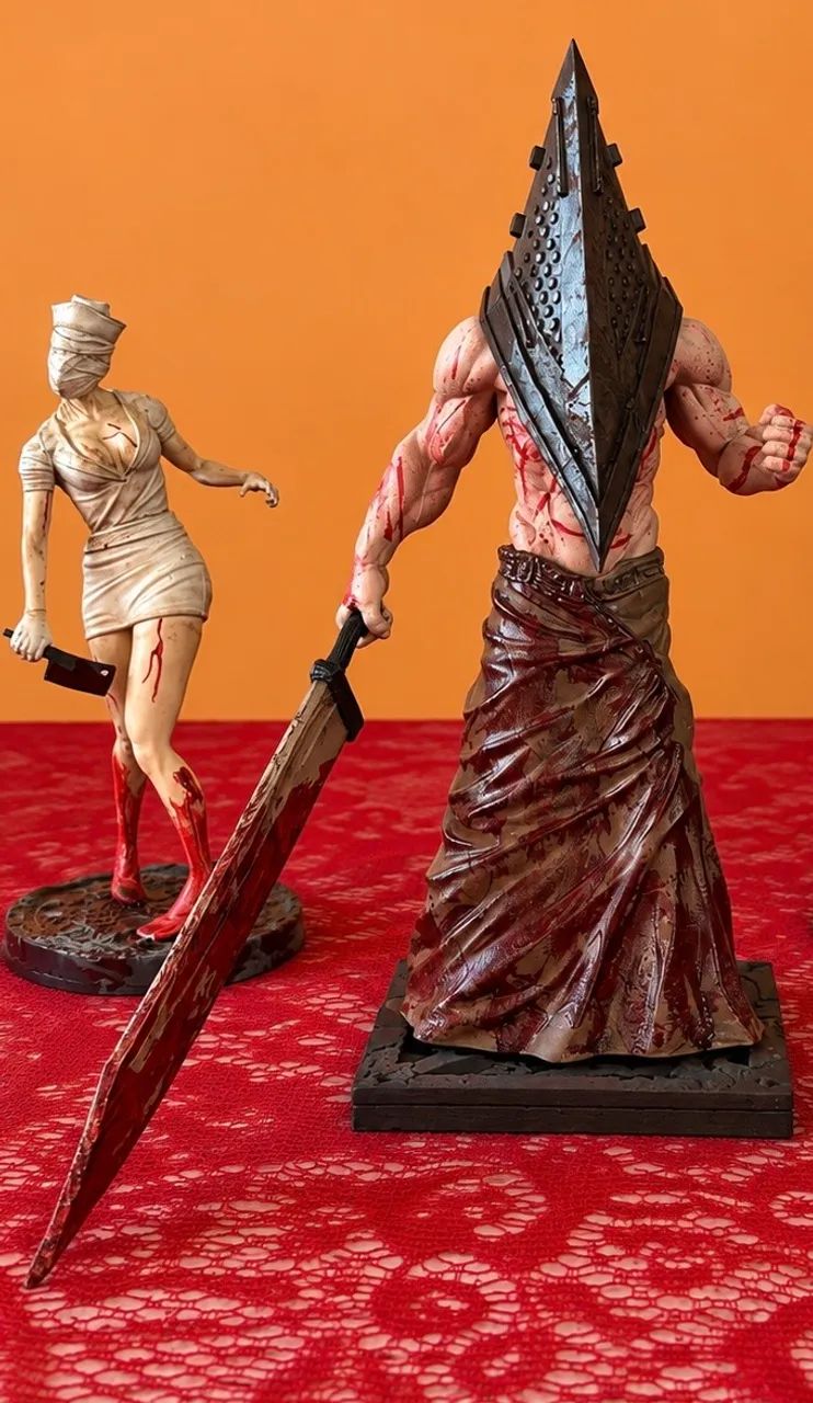Kit Silent Hill Exclusivo: Pyramid Head 25 cm e Nurse 19 cm. - Foto 2