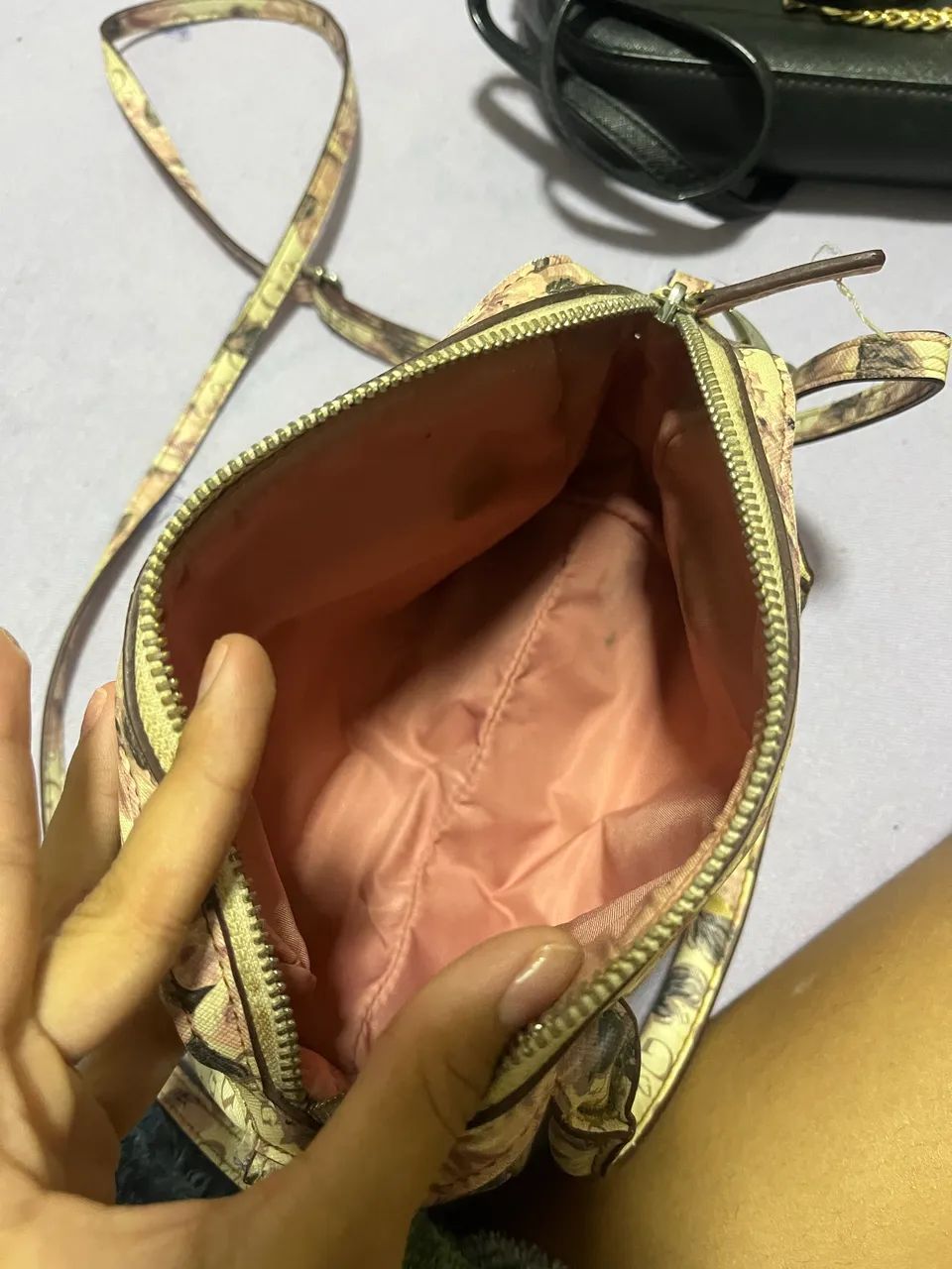 Bolsa Guess Transversal Cinza Floral Original - Foto 2
