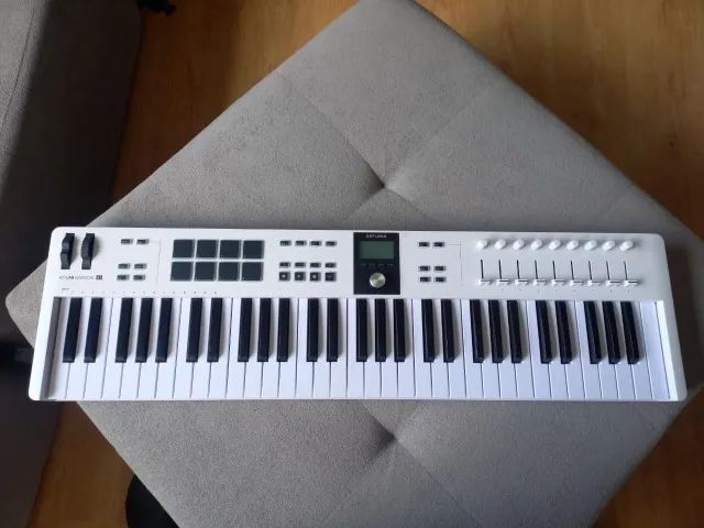 Controlador Arturia Keylab Essential 61 Branco - Foto 2