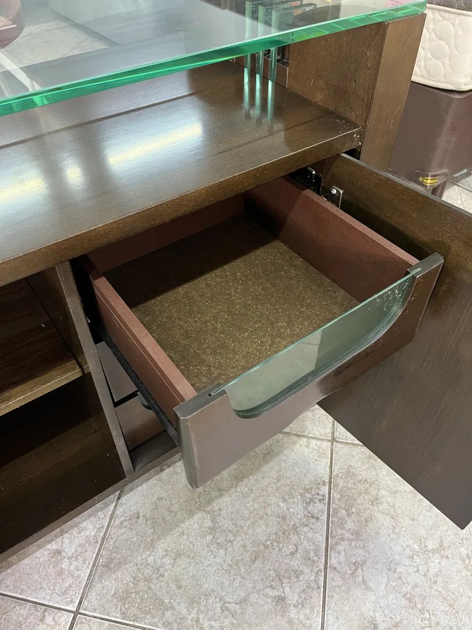 Buffet de madeira com vidro  - Foto 2