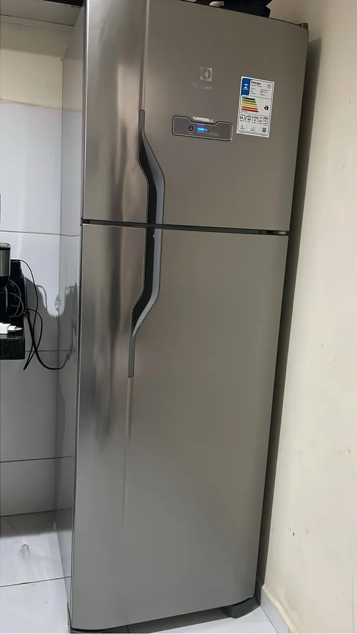Geladeira Eletrolux porta inox 