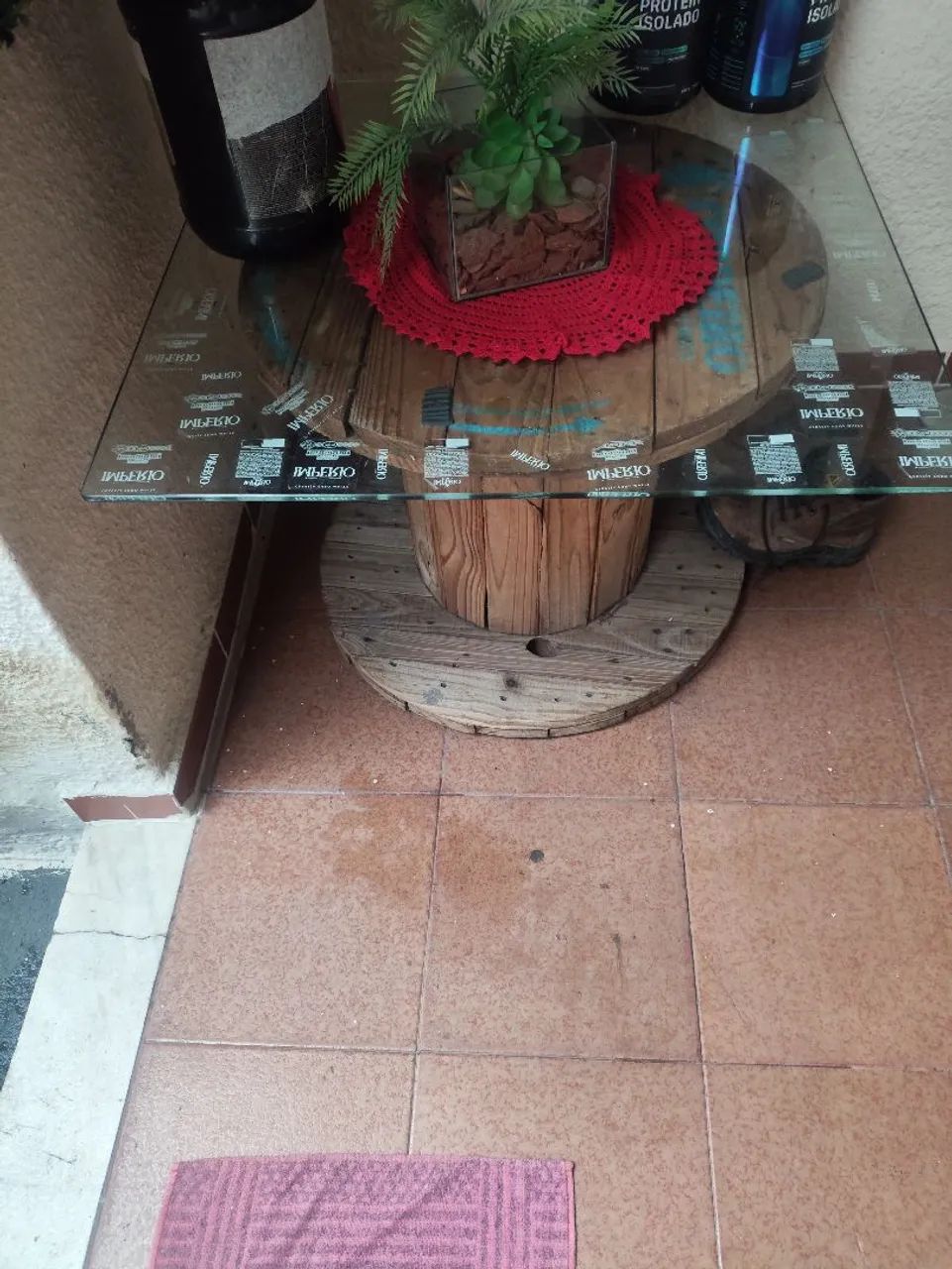 Mesa de vidro com base de madeira.   Medida 80/80
