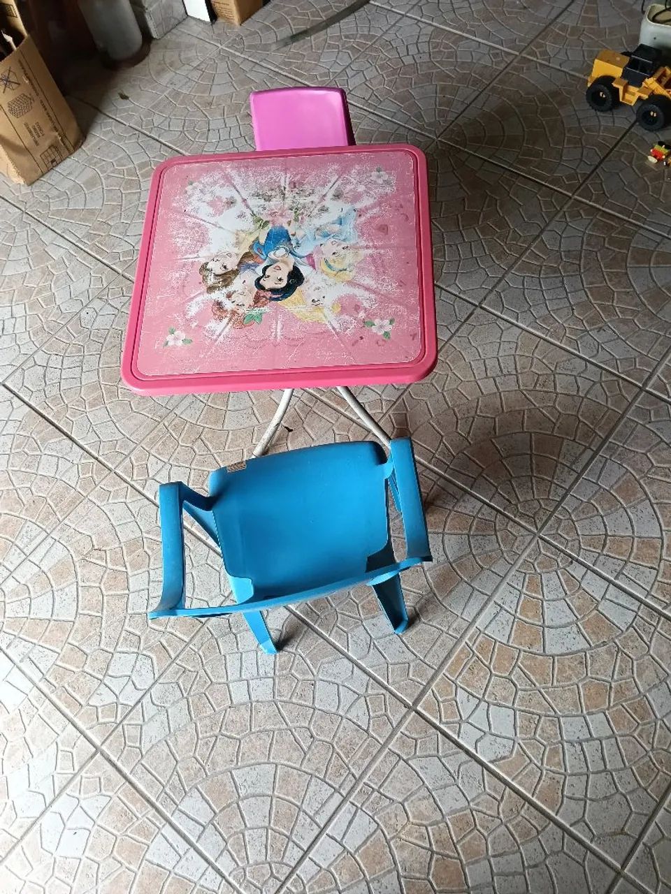 Mesinha infantil com cadeiras 