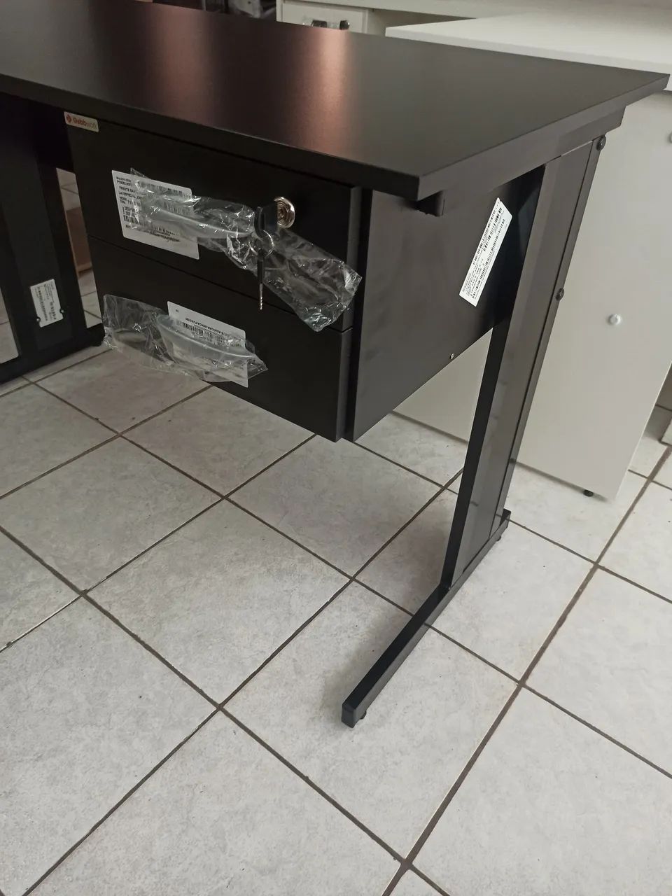 Mesa preta com 2 gavetas  - Foto 3
