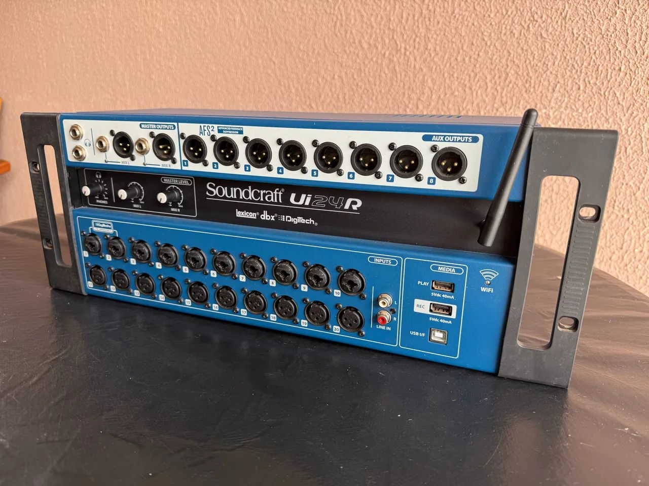 UI24 soundcraft + powerplay behringer 