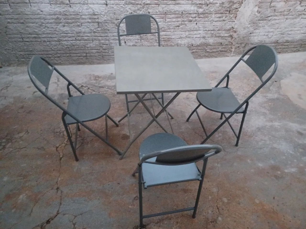 Vendo jogo de mesa e cadeiras  - Foto 2