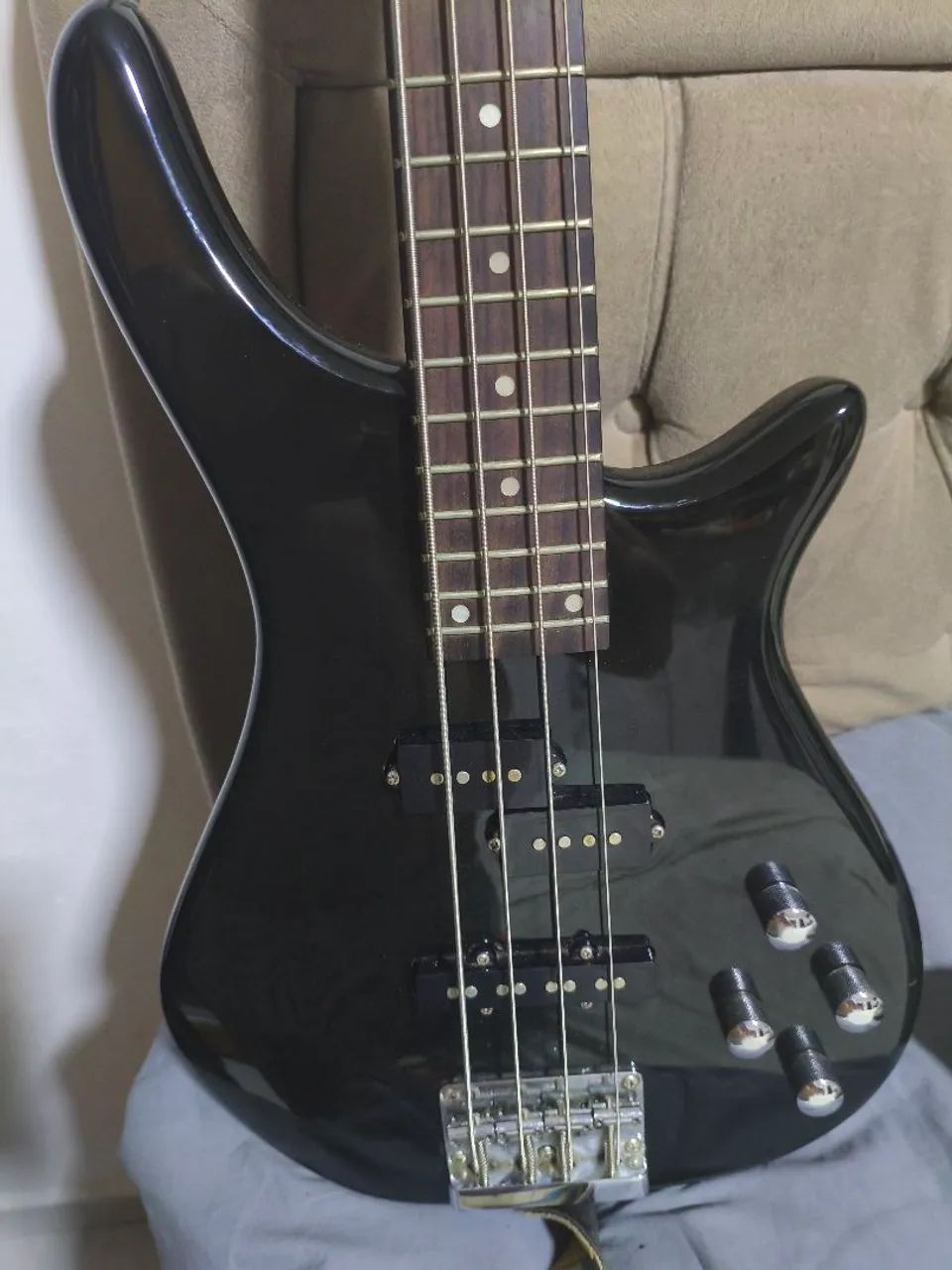 Baixo 4 cordas, guitarra e caixa de som - Foto 3