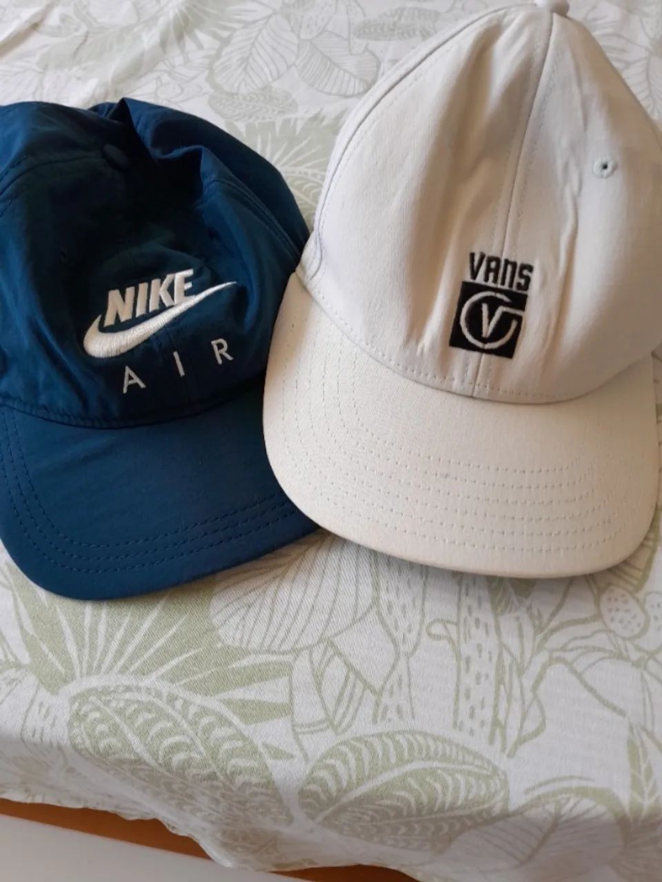 2 Bonés, NIKE E VANS