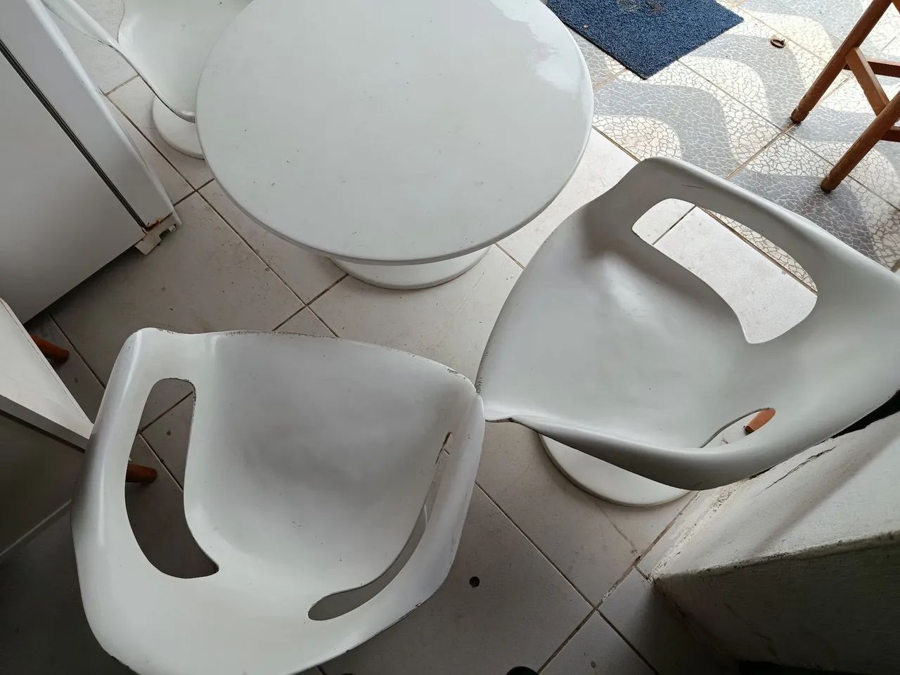 Mesa com 4 cadeiras de fibra vidro - Foto 5