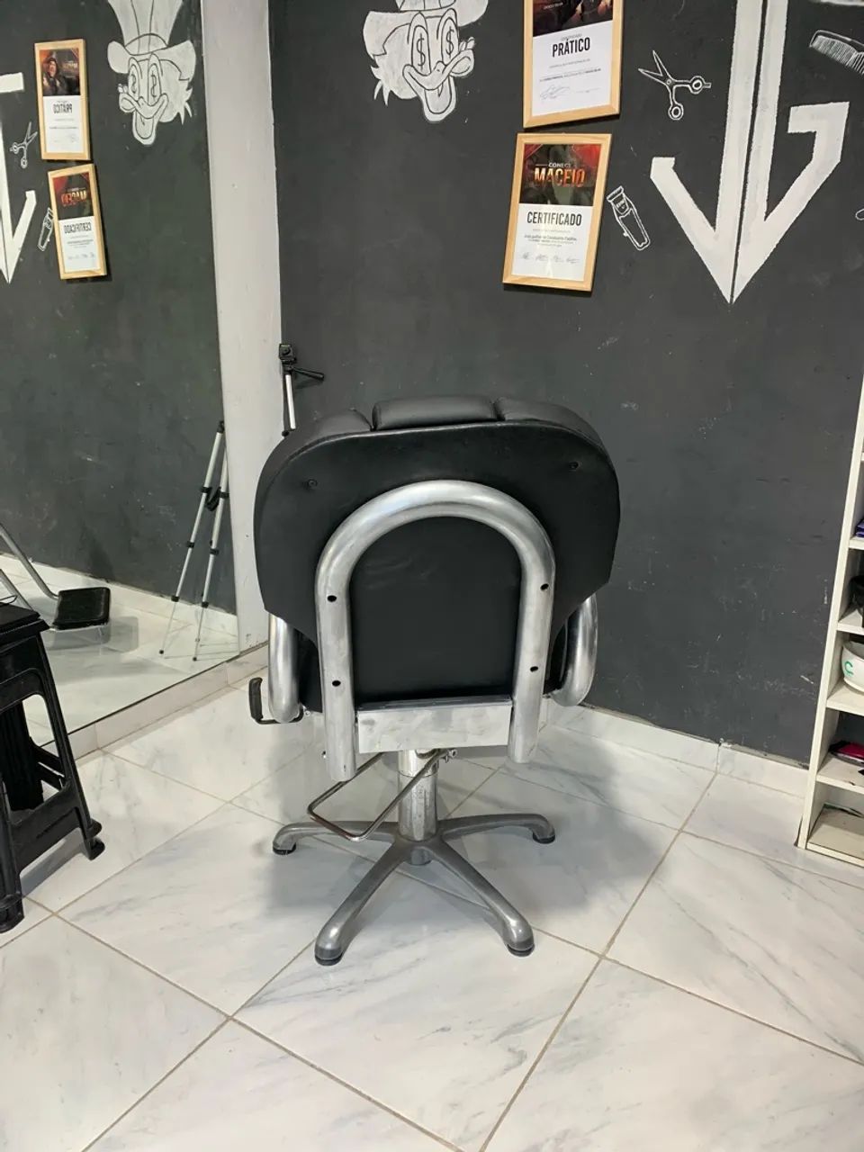 Cadeira de barbeiro reclinável em perfeito estado  - Foto 2