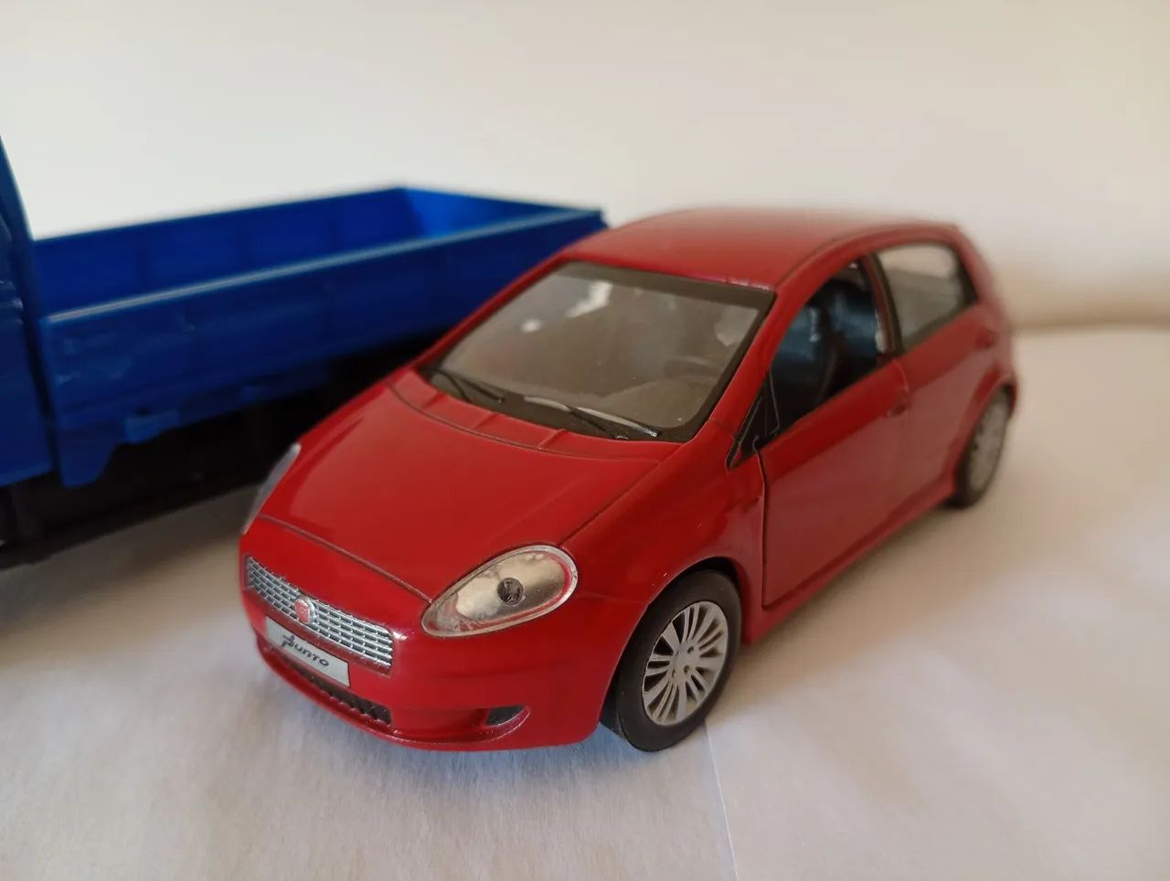 Lote - Miniatura Kia Bongo e Fiat Punto  - Foto 2