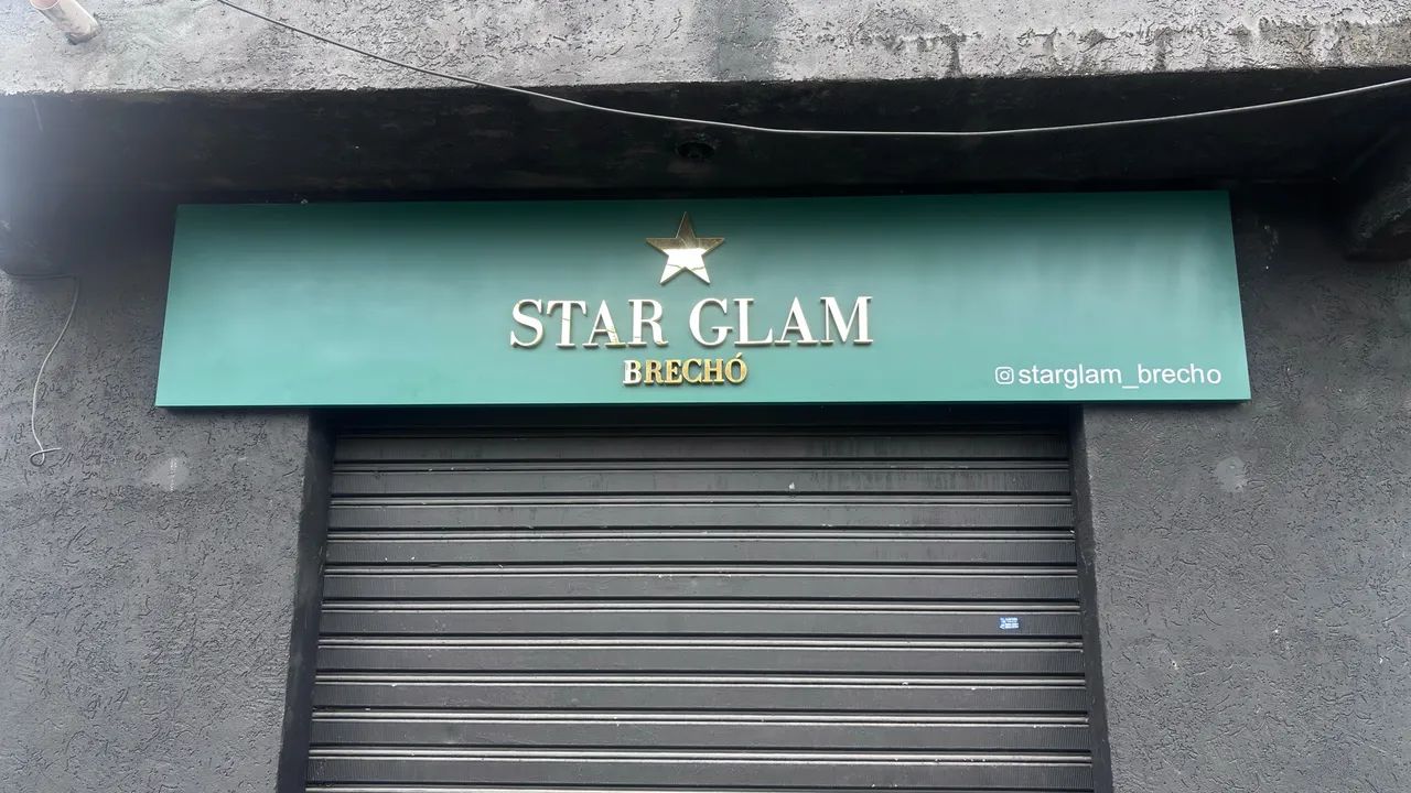 Placa de Brechó com Letras Espelhadas