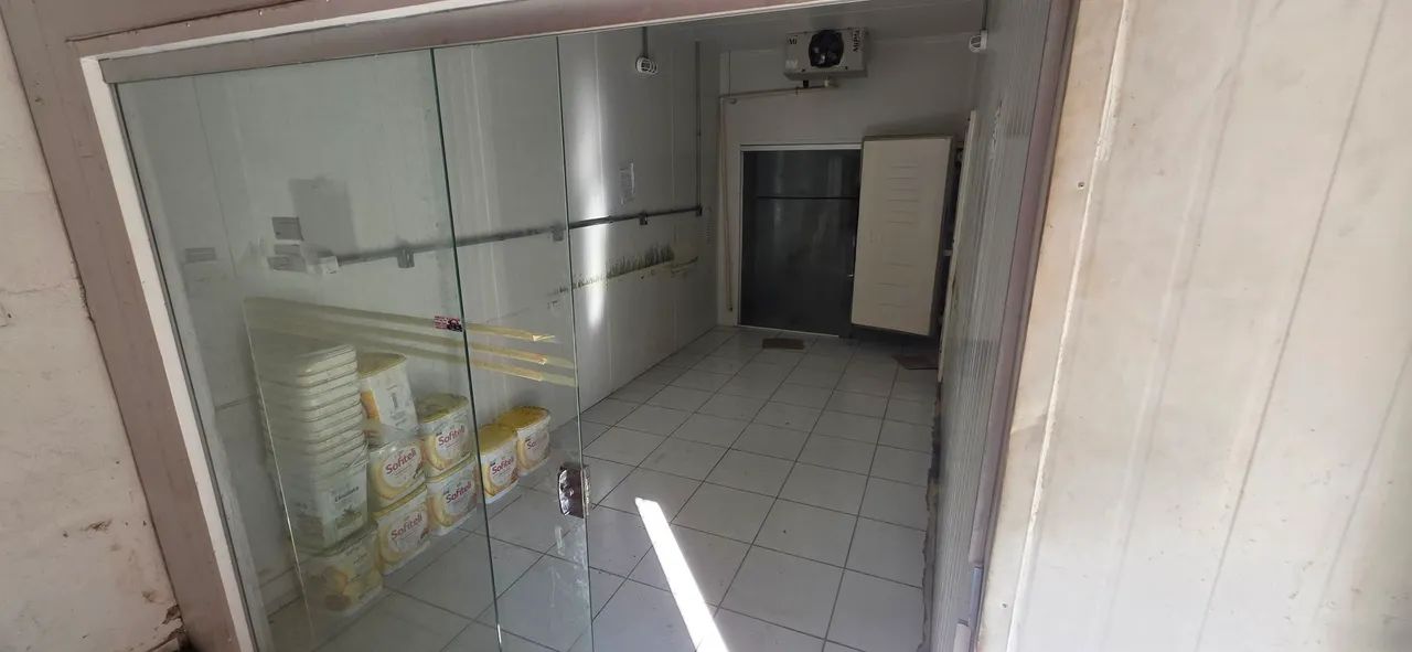 Loja com câmara frigorífica refrigerada e congelados