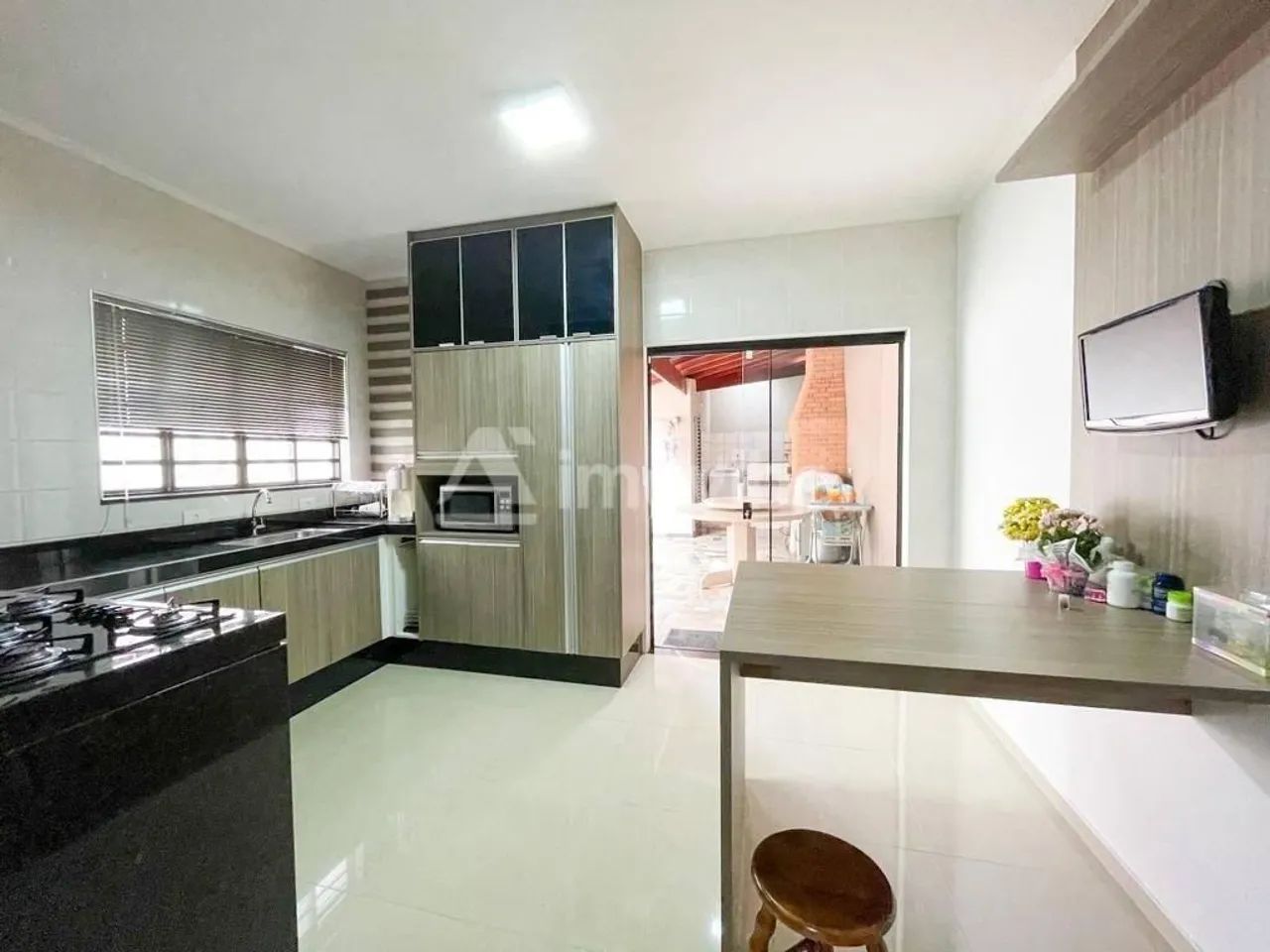 Sobrado à Venda 207,47m² de Construção | 03 Dormitórios, Suíte com Hidromassagem e Área Go
