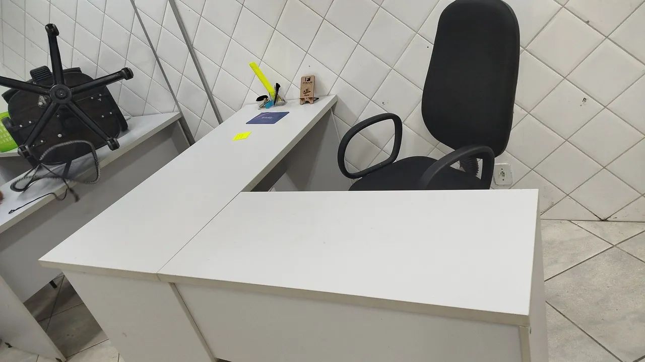 Vendo  3 mesas de escritório e 3 cadeiras e 1 mesa de redonda com 4 cadeiras 