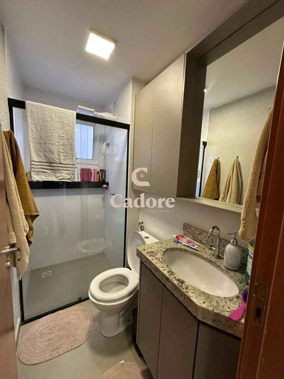 Apartamento no segundo andar, todo reformado internamente, com sala conjugada! - Foto 5