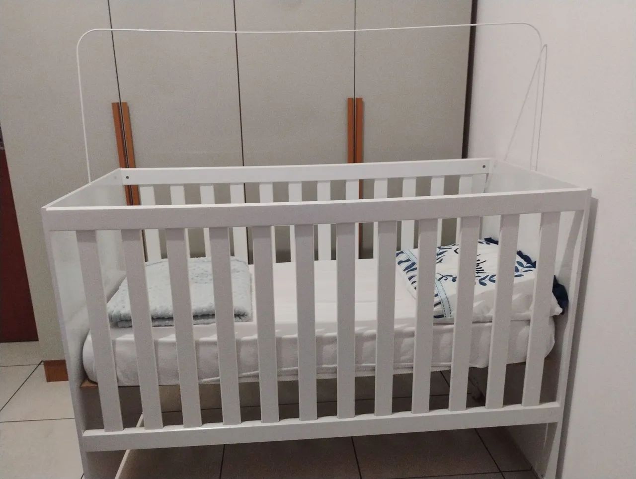 Berço de bebê bem pouco usado com o colchão 