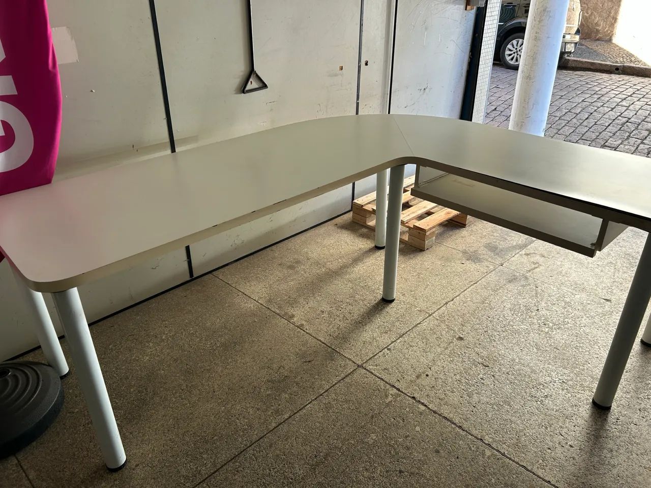 Mesa escritório em L branca