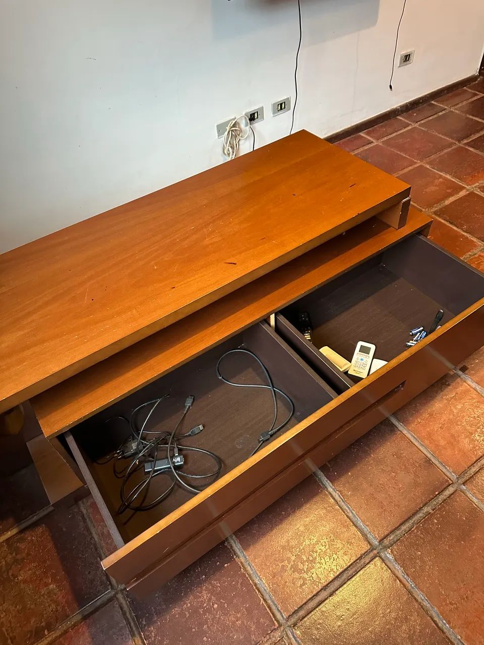 Rack de madeira com gavetas - design robusto e funcional - Foto 4