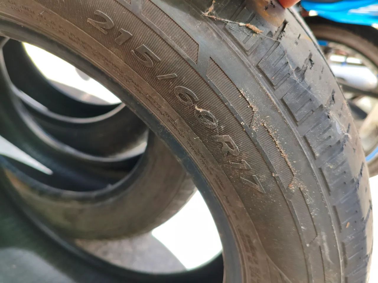 Vendo ou troco Pneu aro 17 meia vida - Foto 4