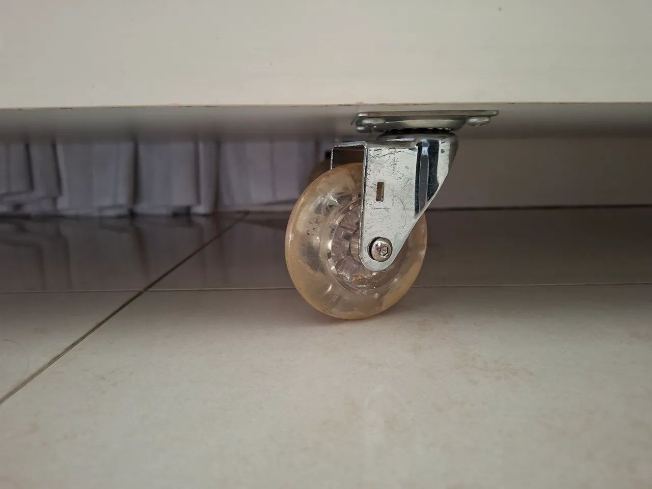 Rack branco em madeira com rodinhas e 2 gavetas - Foto 4
