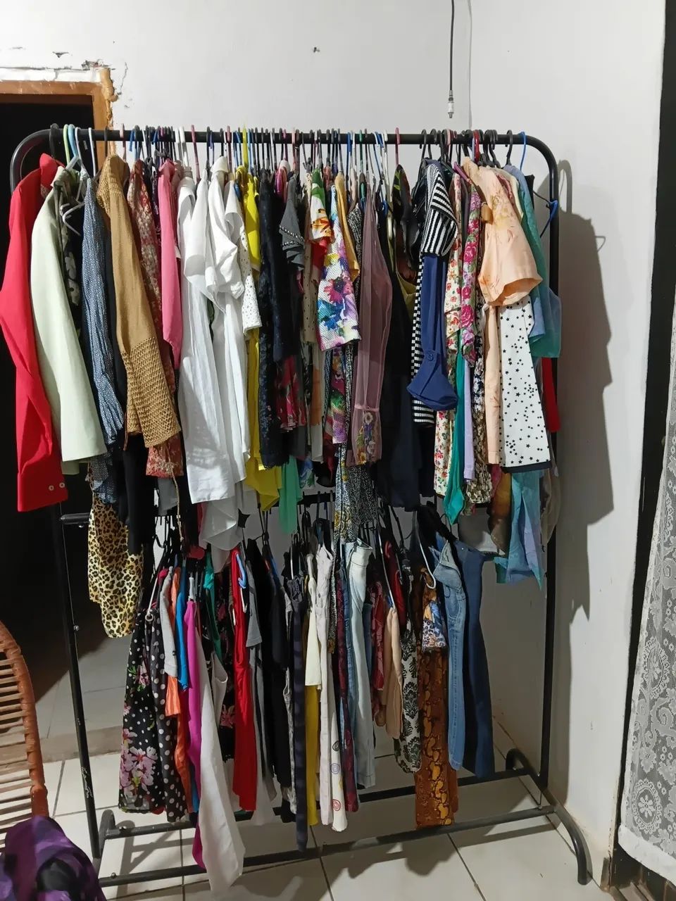 Lote com 200 peças de roupa para brecho perfeito estado  - Foto 2