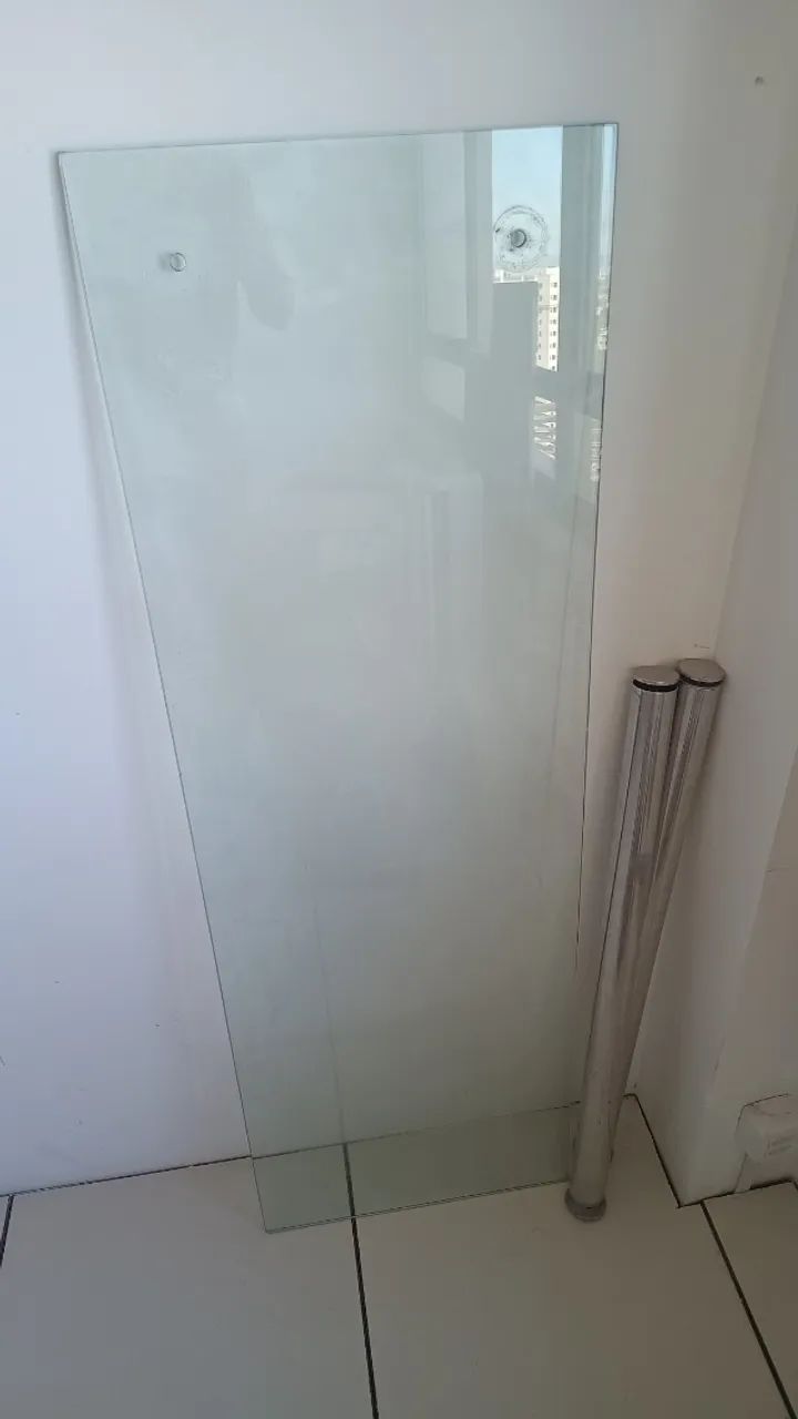 Mesa em vidro c. pés aço