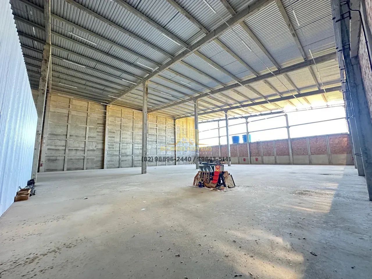 Galpão com 2.163m², 03 Docas com plataformas, Mezanino e banheiros - Foto 3