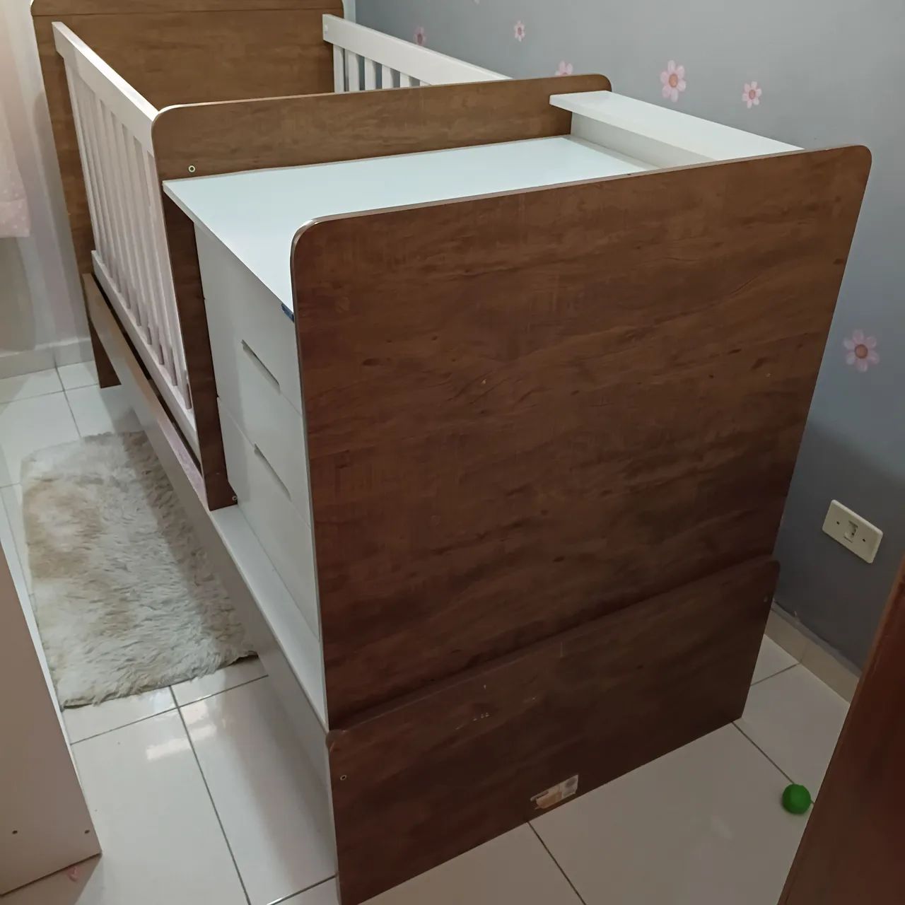 Berço que vira cama, com cama auxiliar e cômoda
