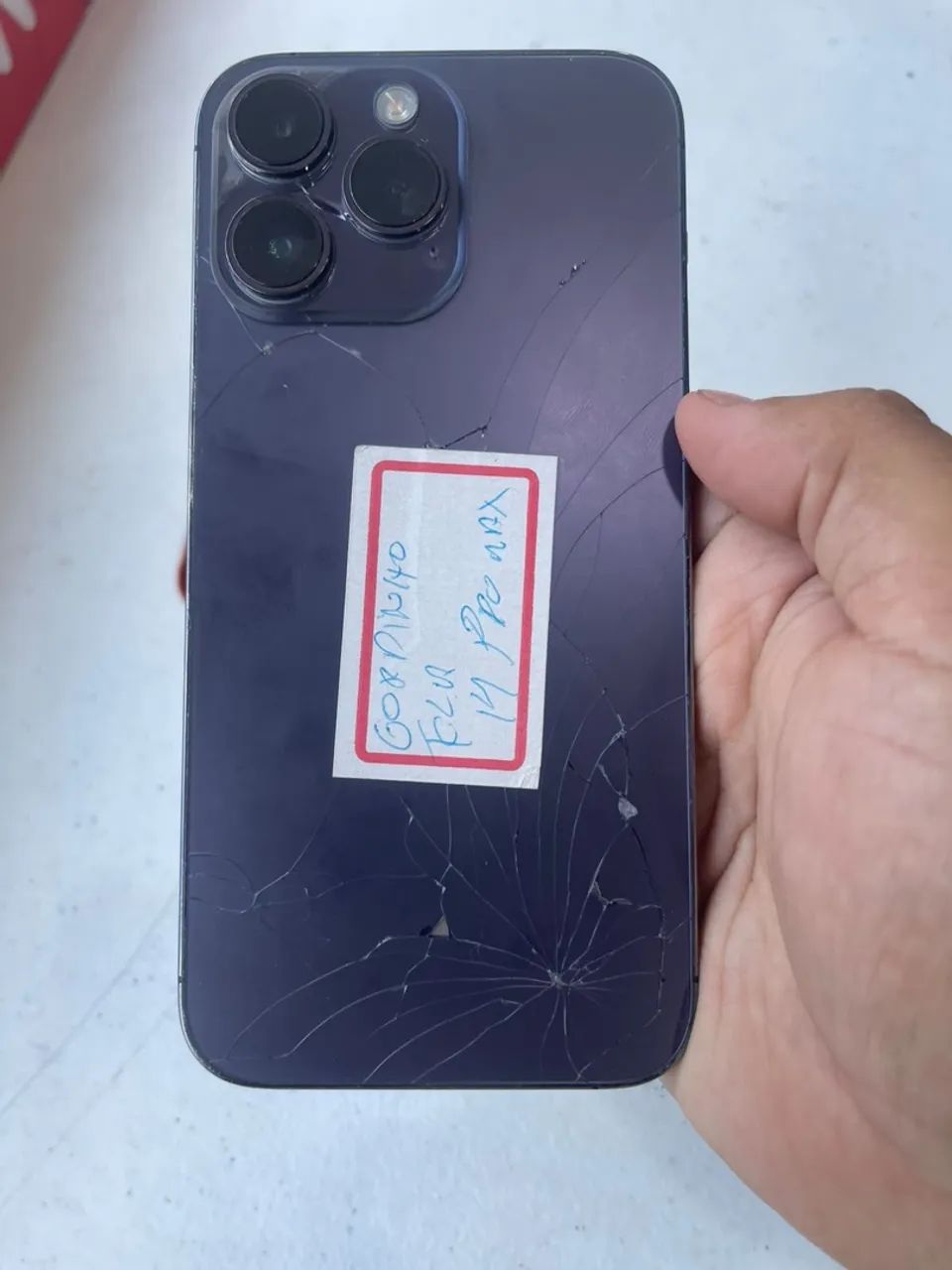 iOS 14 pro max com problema na tela e traseira trincada - Foto 2