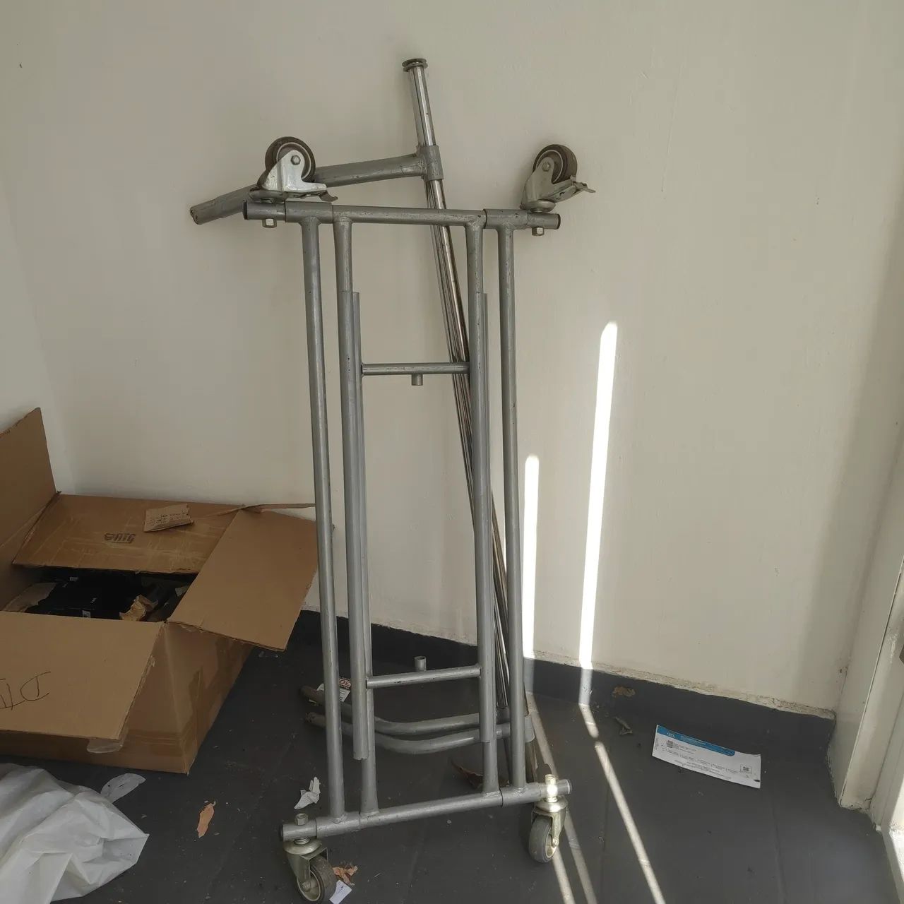 Arara inox com rodinhas  firmes dupla - Foto 2